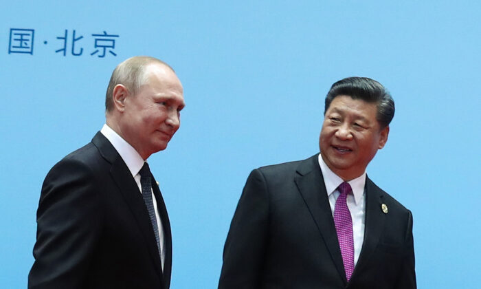 El líder chino, Xi Jinping, y el presidente ruso, Vladímir Putin, durante la ceremonia de bienvenida en el último día del Foro de la Franja y la Ruta en Beijing, el 27 de abril de 2019. (Valery Sharifulin/Sputnik/AFP vía Getty Images)
