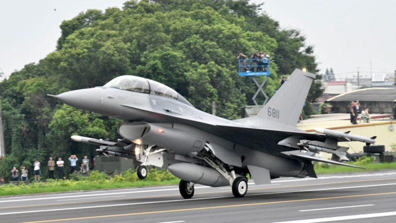 Un avión de combate F-16V de fabricación estadounidense aterriza en la autopista en el condado de Changhua, en el centro de Taiwán, mientras los fanáticos del aire local toman fotos durante el 35º simulacro de Han Kuang el 28 de mayo de 2019. (SAM YEH/AFP/Getty Images)