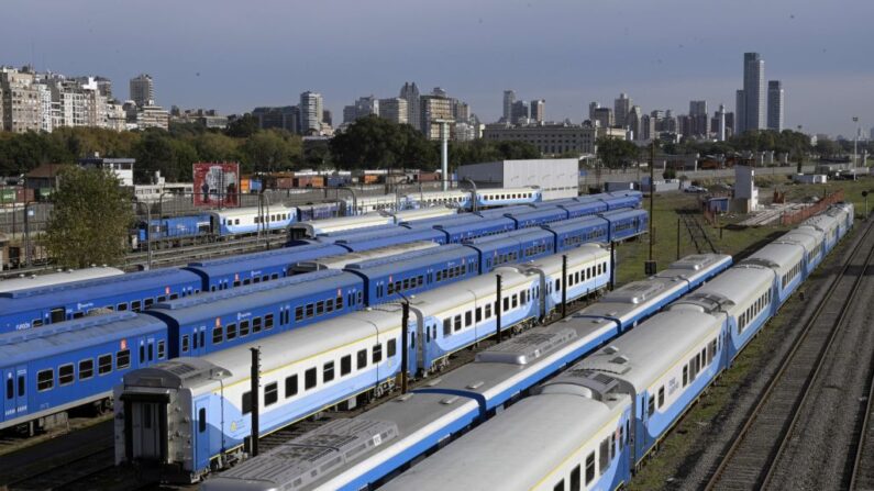 Trenes en las vías cerca de la estación de tren de Retiro en Buenos Aires, Argentina, el 29 de mayo de 2019. (JUAN MABROMATA/AFP vía Getty Images)