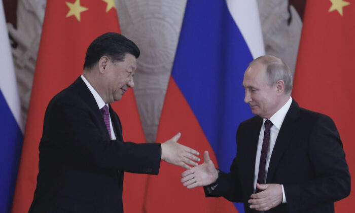 El presidente ruso, Vladimir Putin, y su homólogo chino, Xi Jinping, se dan la mano al final de una conferencia de prensa conjunta luego de sus conversaciones, en el Kremlin, en Moscú, el 5 de junio de 2019. (Maxim Shipenkov/AFP a través de Getty Images)