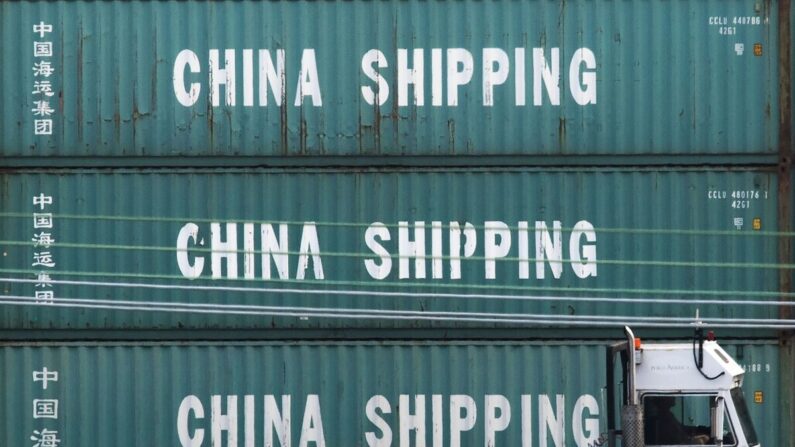 Un camión pasa junto a los contenedores de China Shipping en el Puerto de Los Ángeles, en Long Beach, California, el 1 de septiembre de 2019. (Mark Ralston/AFP vía Getty Images)