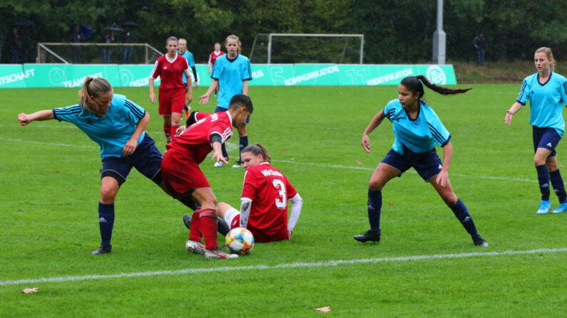 Jugadoras de Westfalen (azul) y Wuerttemberg (rojo) compiten durante la copa federal femenina sub 18 en la Sport School Wedau el 6 de octubre de 2019 en Duisburgo, Alemania. (Juergen Schwarz/Bongarts/Getty Images)