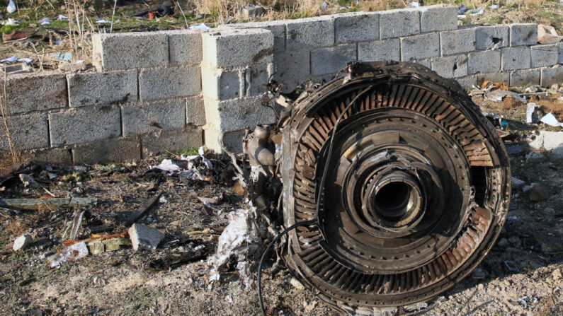Un motor de un Boeing 737 yace en el suelo después de que un avión ucraniano que transportaba 176 pasajeros se estrellara cerca del aeropuerto Imam Jomeini en la capital iraní, Teherán, a primera hora de la mañana del 8 de enero de 2020, matando a todos los que iban a bordo. (AFP vía Getty Images)