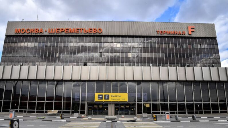 Una vista de la terminal F del aeropuerto Sheremetievo de Moscú el 4 de abril de 2020. (YURI KADOBNOV/AFP vía Getty Images)