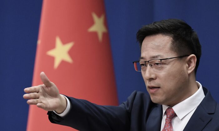 El portavoz del Ministerio de Relaciones Exteriores de China, Zhao Lijian, responde una pregunta en la conferencia de prensa diaria en Beijing, el 8 de abril de 2020. (Greg Baker/AFP a través de Getty Images)