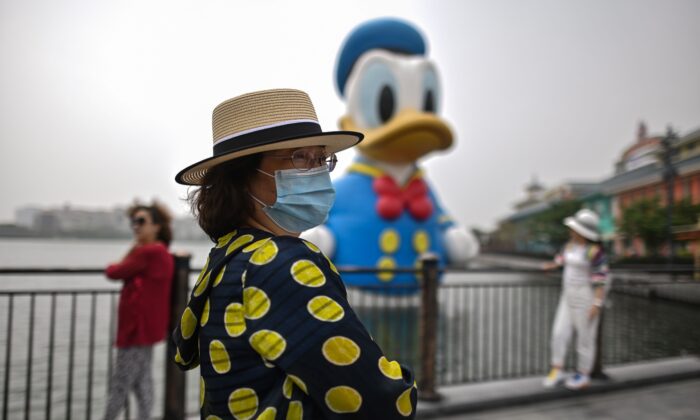 Una mujer con mascarilla en una Ciudad Disney, en Shanghai, el 11 de mayo de 2020.  (Hector Retamal/AFP vía Getty Images)