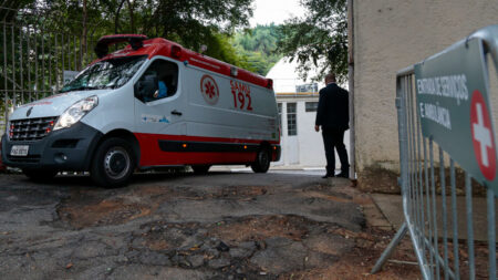 Al menos 10 muertos al caer un autobús por un precipicio en el sur de Brasil