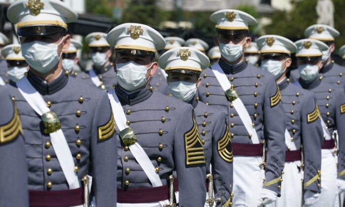 Los cadetes de la Academia Militar de EE. UU. asisten a la ceremonia de graduación de 2020 en West Point, Nueva York, el 13 de junio de 2020. (Timothy A. Clary/AFP a través de Getty Images)