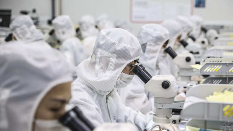 Trabajadores producen chips LED en una fábrica en la ciudad de Huaian, en la provincia oriental china de Jiangsu, el 16 de junio de 2020. (STR/AFP) 