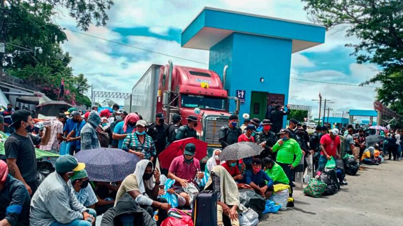 Migrantes nicaragüenses esperan la autorización para cruzar la frontera entre Costa Rica y Nicaragua en Penas Blancas, Costa Rica, el 25 de julio de 2020. (Wendy Quintero/AFP vía Getty Images)