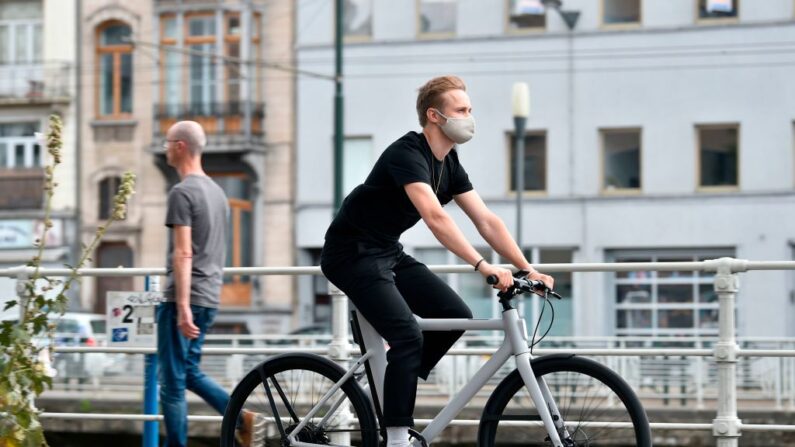 Una persona monta una bicicleta eléctrica Cowboy en las calles de Bruselas, el 28 de julio de 2020. (JOHN THYS/AFP vía Getty Images)