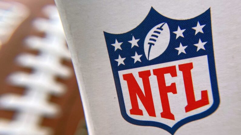 El logotipo de la NFL se ve en Los Ángeles, California, el 24 de agosto de 2020. (Chris Delmas/AFP vía Getty Images)