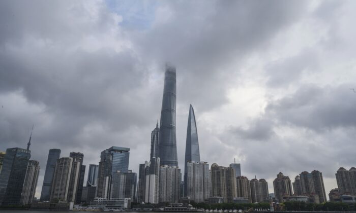 Un barco viaja por el río Huangpu mientras se ve el horizonte de la ciudad, incluida la Torre de Shanghái, en Shanghái, China, el 28 de agosto de 2020. (Kevin Frayer/Getty Images)