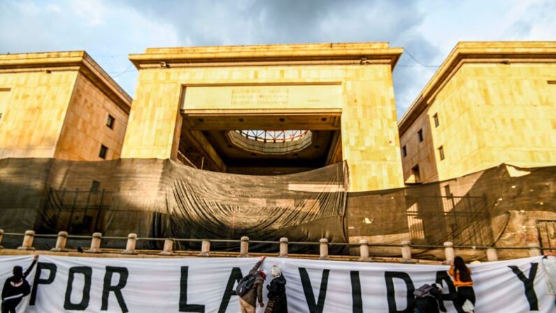 Frente de la Corte Suprema de Justicia de Colombia en Bogotá el 01 de noviembre de 2020. (JUAN BARRETO/AFP vía Getty Images)