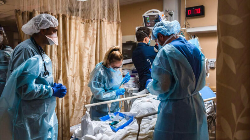 Trabajadores sanitarios atienden a un paciente con COVID-19 en el Centro Médico Providence St. Mary en Apple Valley, California, el 11 de enero de 2021. (Ariana Drehsler/AFP/Getty Images)