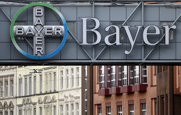 Una foto tomada el 23 de febrero de 2021 muestra el logotipo del gigante químico y farmacéutico alemán Bayer en la planta del grupo en Wuppertal, al oeste de Alemania. Bayer continuará suministrando medicamentos en Rusia. (Foto de INA FASSBENDER/AFP a través de Getty Images)