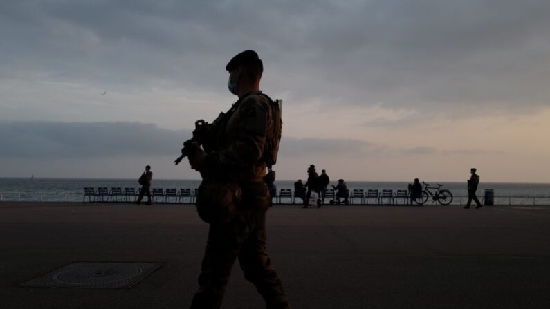 Un soldado francés patrulla en Niza, el 5 de marzo de 2021. (VALERY HACHE/AFP vía Getty Images)