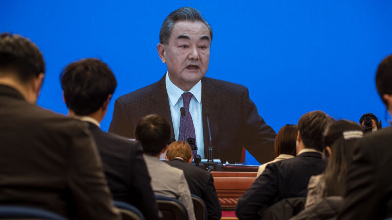 Periodistas chinos y extranjeros observan cómo el ministro de Asuntos Exteriores de China, Wang Yi, en la pantalla, responde a una pregunta durante una videoconferencia de prensa el 7 de marzo de 2021 en Beijing, China.(Kevin Frayer/Getty Images)