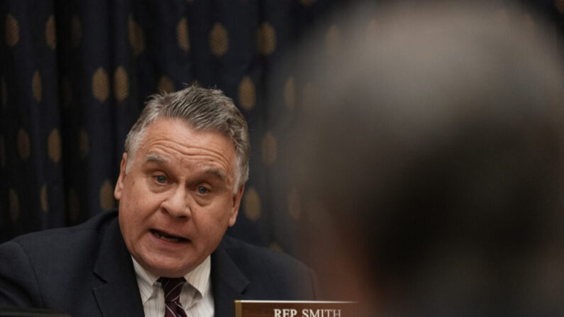 El representante Chris Smith (R-N.J.) habla mientras el secretario de Estado de EE.UU. Antony Blinken testifica ante el Comité de Asuntos Exteriores de la Cámara de Representantes en Washington el 10 de marzo de 2021. (Ken Cedeno/POOL/AFP vía Getty Images)