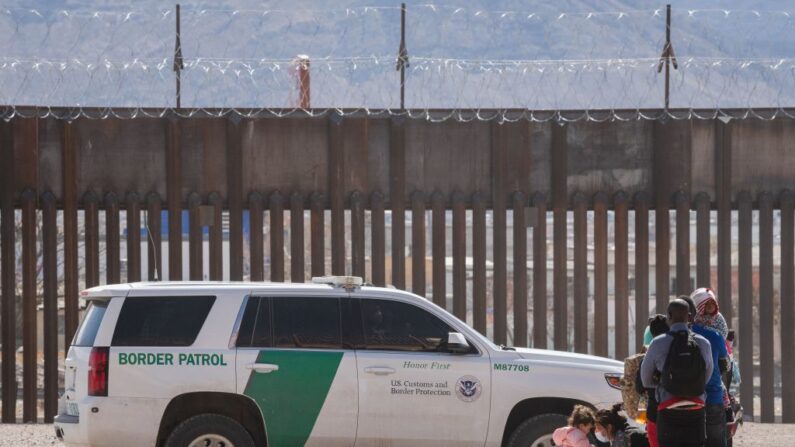 Agentes de la Patrulla Fronteriza detienen a un grupo de migrantes cerca del centro de El Paso, Texas, el 15 de marzo de 2021. (Justin Hamel/AFP vía Getty Images)