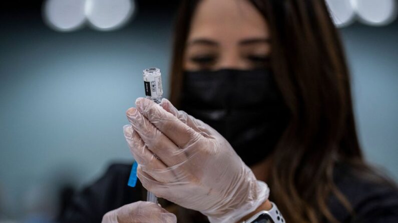 Una trabajadora de la salud prepara una dosis de la vacuna Johnson & Johnson covid-19 en el Centro de Convenciones de Puerto Rico durante el primer evento de vacunación masiva en San Juan, Puerto Rico el 31 de marzo de 2021. (Ricardo Arduengo/AFP vía Getty Images)