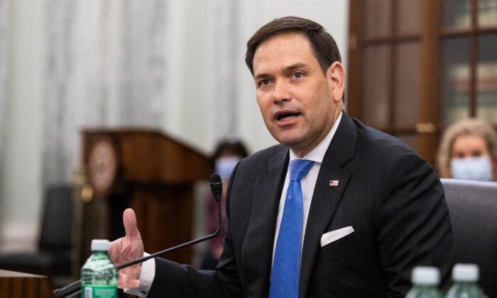 El senador Marco Rubio (R-Fla.) habla durante una audiencia de confirmación del Comité Senatorial de Comercio, Ciencia y Transporte, en Capitol Hill, Washington, el 21 de abril de 2021. (Graeme Jennings/AFP vía Getty Images)
