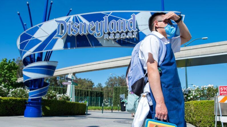 Una persona con una lonchera de Star Wars llega a Disneylandia el día de la reapertura del parque el 30 de abril de 2021, en Anaheim, California. (VALERIE MACON/AFP vía Getty Images)