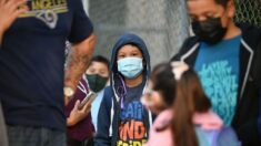 Padres de Los Ángeles no están contentos con que los alumnos deban seguir usando mascarillas