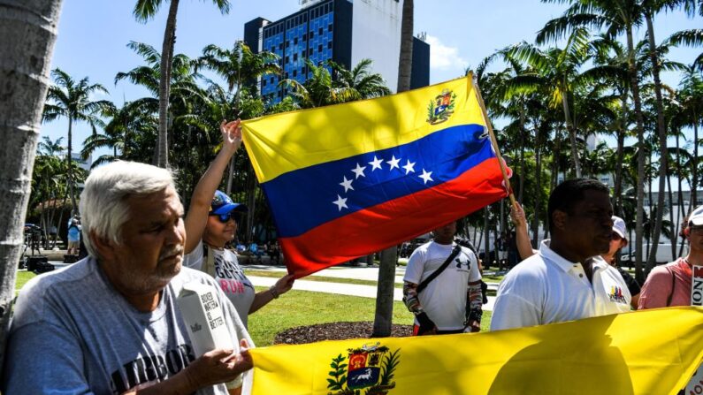 La gente protesta fuera de un lugar donde el líder de la oposición venezolana Leopoldo López da un discurso en Miami Beach (EE.UU.), el 5 de octubre de 2021. (Chandan Khanna/AFP vía Getty Images)