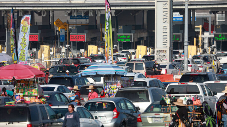 Automovilistas esperan para cruzar la frontera en el Puerto de Entrada de San Ysidro el 8 de noviembre de 2021 en Tijuana, México. (Sandy Huffaker/Getty Images)