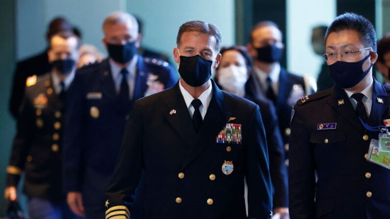 El almirante John C. Aquilino (C), comandante del Comando Indo-Pacífico de Estados Unidos, llega para una reunión con el primer ministro de Japón, Fumio Kishida, el 11 de noviembre de 2021. (Issei Kato / POOL / AFP vía Getty Images)