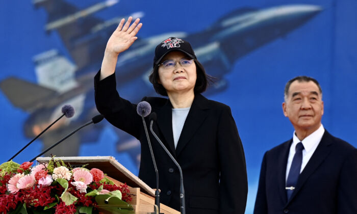 La presidenta de Taiwán, Tsai Ing-wen, saluda frente a un caza F-16 V mejorado de fabricación estadounidense ante el ministro de Defensa, Chiu Kuo-cheng, en una ceremonia en la Fuerza Aérea de Chiayi, en el sur de Taiwán, el 18 de noviembre de 2021. (Sam Yeh/AFP vía Getty Images)