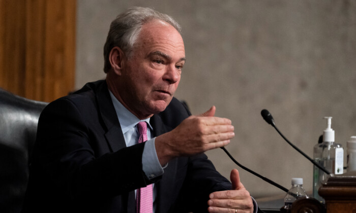 Tim Kaine (D-VA) habla durante una audiencia del Comité de Relaciones Exteriores del Senado para examinar la política entre EE. UU. y Rusia en el Capitolio de EE. UU. el 7 de diciembre de 2021 en Washington. (Alex Brandon-Pool/Getty Images)