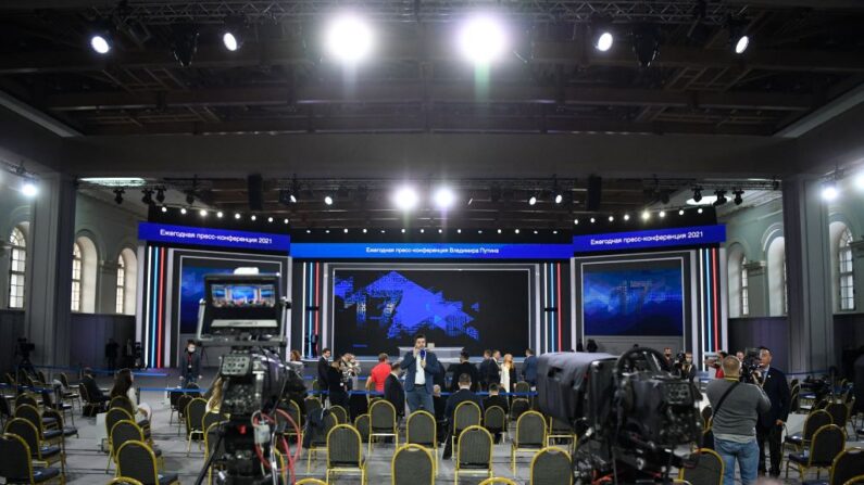 Los periodistas se reúnen para la conferencia de prensa anual del presidente ruso Vladimir Putin en Moscú el 23 de diciembre de 2021. (NATALIA KOLESNIKOVA/AFP vía Getty Images)
