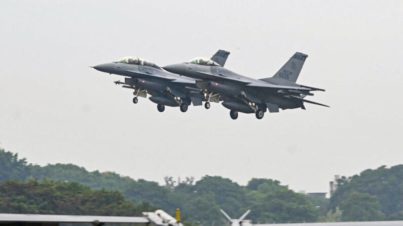 Dos cazas armados F-16V de fabricación estadounidense sobrevuelan una base de la fuerza aérea en Chiayi, al sur de Taiwán, el 5 de enero de 2022. (Sam Yeh/AFP vía Getty Images)