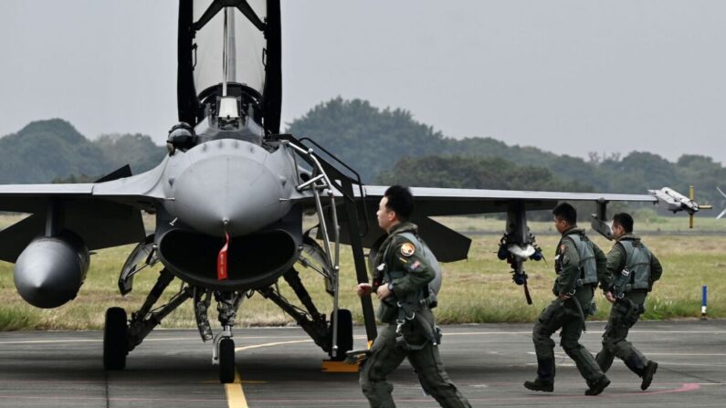 Pilotos de la Fuerza Aérea de Taiwán corren hacia su caza F-16V armado de fabricación estadounidense en una base de la Fuerza Aérea en Chiayi, al sur de Taiwán, el 5 de enero de 2022. (Sam Yeh/AFP vía Getty Images)