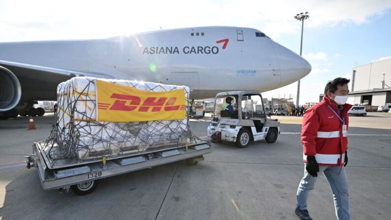 Trabajadores de Corea del Sur transportan carga que contiene la píldora contra el COVID-19 de Pfizer, Paxlovid, en una terminal de carga del Aeropuerto Internacional de Incheon, el 13 de enero de 2022. (Jung Yeon-je/AFP a través de Getty Images)