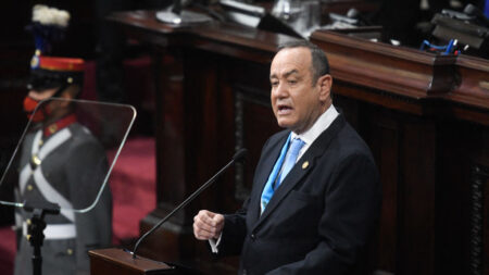 Presidente de Guatemala afirma que el 95 % de aviones con droga proceden de Venezuela