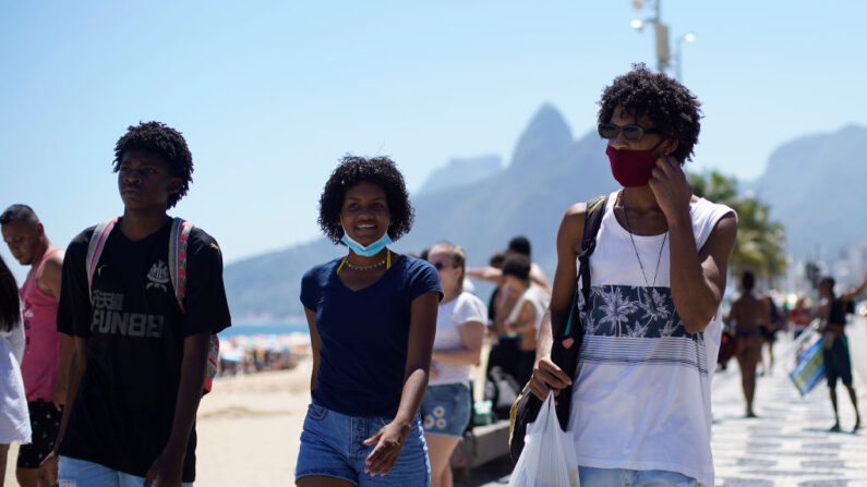 Personas caminan en la playa de Ipanema mientras las temperaturas superan los 40 grados centígrados el 18 de enero de 2022 en Río de Janeiro, Brasil. (Wagner Meier/Getty Images)