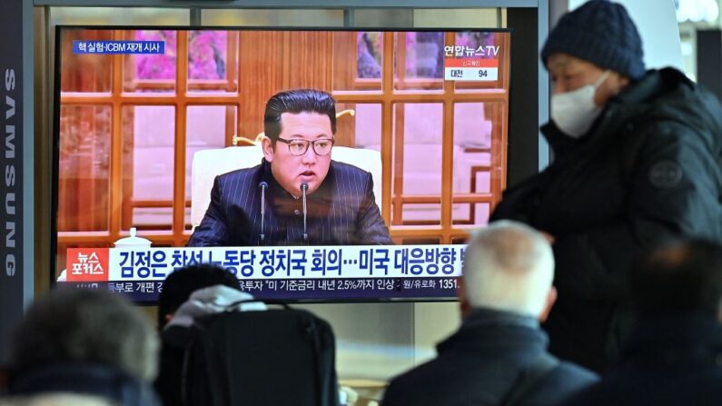Un grupo de personas observa una pantalla de televisión que muestra un noticiero con imágenes de archivo del líder norcoreano Kim Jong Un, en una estación de tren en Seúl el 20 de enero de 2022, después de que Corea del Norte insinuara que podría reanudar las pruebas nucleares y de armas de largo alcance (Jung Yeon-je / AFP vía Getty Images)