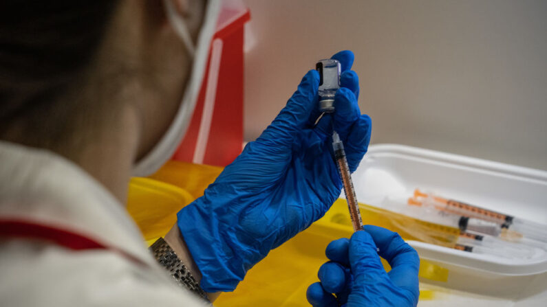 Una enfermera prepara jeringuillas con la vacuna de refuerzo contra el coronavirus de Pfizer el 20 de enero de 2022 en Tokio, Japón. (Carl Court/Getty Images)