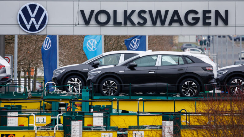 Varios coches eléctricos del grupo volkswagen en la planta de la compañía en Zwickau el 27 de enero de 2022 en Zwickau, Alemania. (Jens Schlueter/Getty Images)