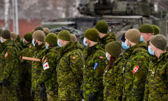 Soldados canadienses esperan para reunirse con la ministra de Defensa Anita Anand en Adazi, Letonia, el 3 de febrero de 2022. (Gints Ivuskans/AFP vía Getty Images)