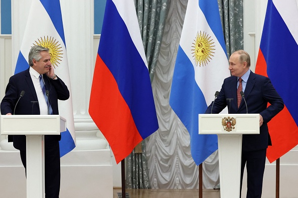 El presidente ruso Vladimir Putin (Der.) y el presidente argentino Alberto Fernández (Izq.) dan una conferencia de prensa en el marco de su reunión en el Kremlin en Moscú, el 3 de febrero de 2022. (Foto de SERGEI KARPUKHIN/SPUTNIK/AFP a través de Getty Images)