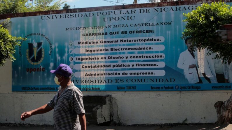 Un hombre camina frente a la entrada de la Universidad Popular de Nicaragua (UPONIC), que fue cerrada por el gobierno, en Managua el 3 de febrero de 2022. (OSWALDO RIVAS/AFP vía Getty Images)