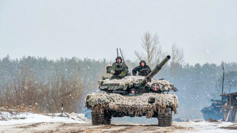 Militares ucranianos de la 92ª brigada mecanizada utilizan tanques, cañones autopropulsados y otros vehículos blindados para realizar ejercicios con fuego real cerca de la ciudad de Chuguev, en la región de Kharkiv, el 10 de febrero de 2022. (Sergey Bobok/AFP vía Getty Images)