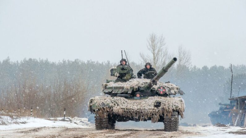 Los militares de las Fuerzas Militares de Ucrania de la 92ª brigada mecanizada utilizan tanques, cañones autopropulsados y otros vehículos blindados para realizar ejercicios con fuego real cerca de la ciudad de Chuguev, en la región de Kharkiv, el 10 de febrero de 2022. (SERGEY BOBOK/AFP vía Getty Images)