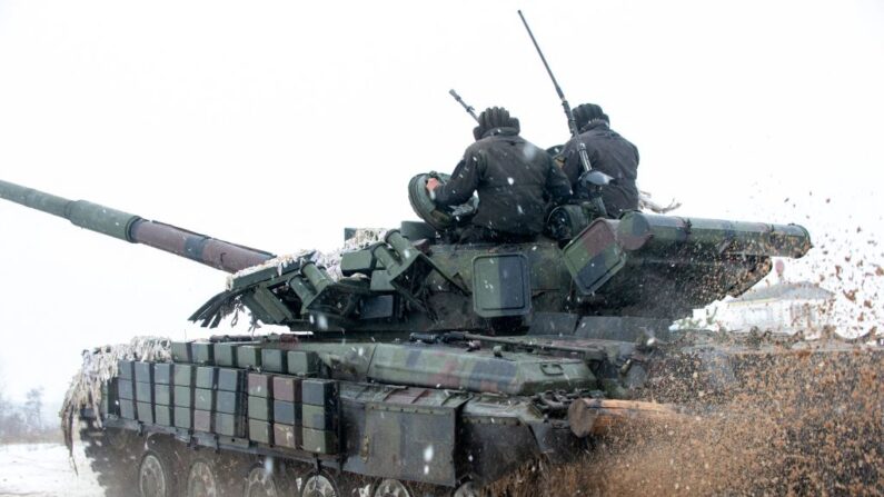 Militares ucranianos de la 92ª brigada mecanizada utilizan tanques, cañones autopropulsados y otros vehículos blindados para realizar ejercicios con fuego real cerca de la ciudad de Chuguev, en la región de Kharkiv, Ucrania, el 10 de febrero de 2022. (Sergey Bobok/AFP vía Getty Images)
