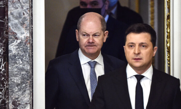 El canciller alemán Olaf Scholz (Izq.) y el presidente ucraniano Volodymyr Zelensky llegan para celebrar una conferencia de prensa conjunta en Kiev, el 14 de febrero de 2022. (Sergei Supinsky/AFP a través de Getty Images)