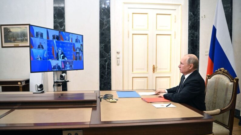 El presidente ruso Vladimir Putin preside una reunión con los miembros del Consejo de Seguridad a través de una teleconferencia en la residencia estatal de Novo-Ogaryovo, en las afueras de Moscú, el 18 de febrero de 2022. (Mikhail Klimentyev / Sputnik/AFP vía Getty Images)